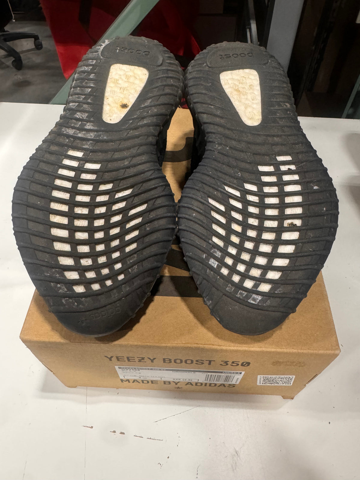 PRE OWNED adidas Yeezy Boost 350 V2 Dazzling Blue